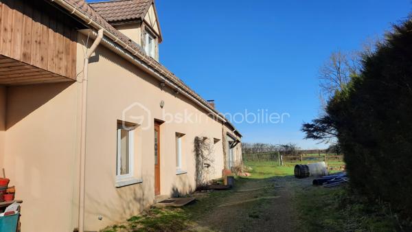 Découvrez cette superbe maison familiale, nichée dans un environnement calme et préservé, idéale pour le repos et la détente. Implantée sur plus d’1,70 hectare de terrain arboré, cette propriété offre un cadre de vie exceptionnel, alliant espace, sérénité et nature.
Au cœur du domaine, une pièce d’eau poissonneuse invite à la contemplation et aux moments de pêche en famille. Les amateurs de grands espaces seront séduits par la vue dégagée sur la nature. 
À l’intérieur, la maison séduit par son grand séjour chaleureux, équipé d’un poêle à bois pour des soirées conviviales. La cuisine aménagée et  fonctionnelle, saura ravir les passionnés de gastronomie. Côté nuit, de nombreuses chambres offrent un espace généreux pour toute la famille ou pour accueillir vos invités.
Pour un confort optimal toute l’année, la maison est équipée d’un chauffage par pompe à chaleur, alliant économie et respect de l’environnement.
La maison offre également une vie en autonomie en rez-de-chaussée avec chambre, WC, et salle d'eau. Une autre salle d'eau et un autre WC sont également à disposition pour les autres chambres à l'étage.
Les nombreuses dépendances, dont une cave et un hangar (avec fosse de mécanique), seront parfaits pour le rangement ou des projets personnels.
Un havre de paix à découvrir sans tarder – contactez-moi pour une visite et laissez-vous charmer par cette propriété d’exception à quatre kilomètres de Sées !