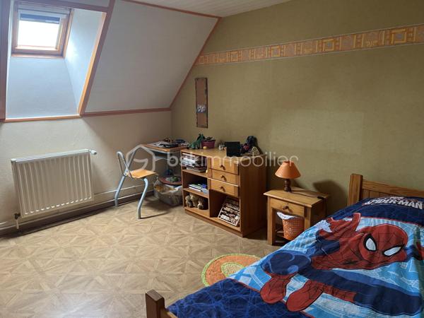 Découvrez cette superbe maison familiale, nichée dans un environnement calme et préservé, idéale pour le repos et la détente. Implantée sur plus d’1,70 hectare de terrain arboré, cette propriété offre un cadre de vie exceptionnel, alliant espace, sérénité et nature.
Au cœur du domaine, une pièce d’eau poissonneuse invite à la contemplation et aux moments de pêche en famille. Les amateurs de grands espaces seront séduits par la vue dégagée sur la nature. 
À l’intérieur, la maison séduit par son grand séjour chaleureux, équipé d’un poêle à bois pour des soirées conviviales. La cuisine aménagée et  fonctionnelle, saura ravir les passionnés de gastronomie. Côté nuit, de nombreuses chambres offrent un espace généreux pour toute la famille ou pour accueillir vos invités.
Pour un confort optimal toute l’année, la maison est équipée d’un chauffage par pompe à chaleur, alliant économie et respect de l’environnement.
La maison offre également une vie en autonomie en rez-de-chaussée avec chambre, WC, et salle d'eau. Une autre salle d'eau et un autre WC sont également à disposition pour les autres chambres à l'étage.
Les nombreuses dépendances, dont une cave et un hangar (avec fosse de mécanique), seront parfaits pour le rangement ou des projets personnels.
Un havre de paix à découvrir sans tarder – contactez-moi pour une visite et laissez-vous charmer par cette propriété d’exception à quatre kilomètres de Sées !