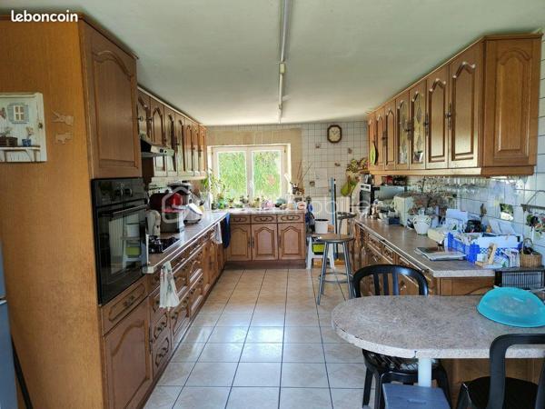 Découvrez cette superbe maison familiale, nichée dans un environnement calme et préservé, idéale pour le repos et la détente. Implantée sur plus d’1,70 hectare de terrain arboré, cette propriété offre un cadre de vie exceptionnel, alliant espace, sérénité et nature.
Au cœur du domaine, une pièce d’eau poissonneuse invite à la contemplation et aux moments de pêche en famille. Les amateurs de grands espaces seront séduits par la vue dégagée sur la nature. 
À l’intérieur, la maison séduit par son grand séjour chaleureux, équipé d’un poêle à bois pour des soirées conviviales. La cuisine aménagée et  fonctionnelle, saura ravir les passionnés de gastronomie. Côté nuit, de nombreuses chambres offrent un espace généreux pour toute la famille ou pour accueillir vos invités.
Pour un confort optimal toute l’année, la maison est équipée d’un chauffage par pompe à chaleur, alliant économie et respect de l’environnement.
La maison offre également une vie en autonomie en rez-de-chaussée avec chambre, WC, et salle d'eau. Une autre salle d'eau et un autre WC sont également à disposition pour les autres chambres à l'étage.
Les nombreuses dépendances, dont une cave et un hangar (avec fosse de mécanique), seront parfaits pour le rangement ou des projets personnels.
Un havre de paix à découvrir sans tarder – contactez-moi pour une visite et laissez-vous charmer par cette propriété d’exception à quatre kilomètres de Sées !