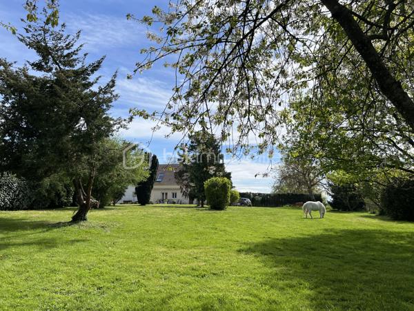 Découvrez cette superbe maison familiale, nichée dans un environnement calme et préservé, idéale pour le repos et la détente. Implantée sur plus d’1,70 hectare de terrain arboré, cette propriété offre un cadre de vie exceptionnel, alliant espace, sérénité et nature.
Au cœur du domaine, une pièce d’eau poissonneuse invite à la contemplation et aux moments de pêche en famille. Les amateurs de grands espaces seront séduits par la vue dégagée sur la nature. 
À l’intérieur, la maison séduit par son grand séjour chaleureux, équipé d’un poêle à bois pour des soirées conviviales. La cuisine aménagée et  fonctionnelle, saura ravir les passionnés de gastronomie. Côté nuit, de nombreuses chambres offrent un espace généreux pour toute la famille ou pour accueillir vos invités.
Pour un confort optimal toute l’année, la maison est équipée d’un chauffage par pompe à chaleur, alliant économie et respect de l’environnement.
La maison offre également une vie en autonomie en rez-de-chaussée avec chambre, WC, et salle d'eau. Une autre salle d'eau et un autre WC sont également à disposition pour les autres chambres à l'étage.
Les nombreuses dépendances, dont une cave et un hangar (avec fosse de mécanique), seront parfaits pour le rangement ou des projets personnels.
Un havre de paix à découvrir sans tarder – contactez-moi pour une visite et laissez-vous charmer par cette propriété d’exception à quatre kilomètres de Sées !