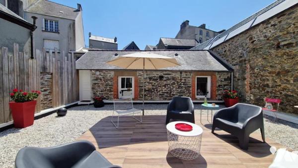 BEL APPARTEMENT DE 146 M² AVEC ANNEXE DE 43 M²- PATIO et TERRASSE