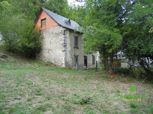 Maison ancienne, avec grand terrain face à la montagne