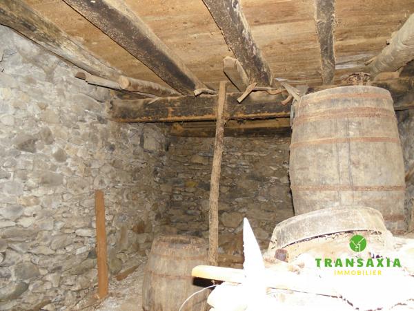 Maison ancienne, avec grand terrain face à la montagne