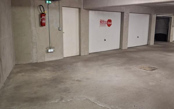 Stationnement à louer