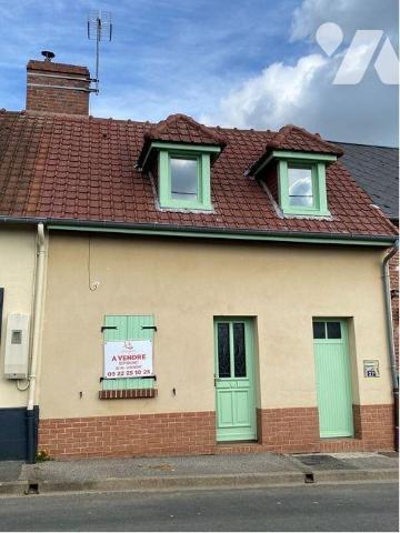 Une maison mitoyenne à usage d'habitation, de construction mixte, couverte en tuiles, comprenan...