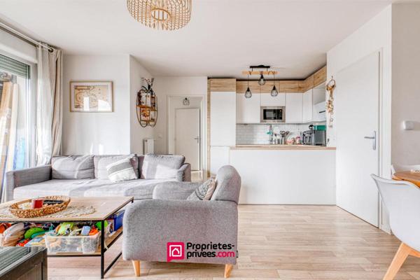 Très beau 4 pièces lumineux avec terrasse 22 m² et parking - Gare RER E à pied