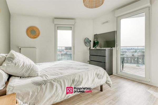 Très beau 4 pièces lumineux avec terrasse 22 m² et parking - Gare RER E à pied