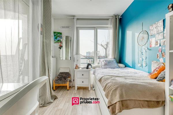 Très beau 4 pièces lumineux avec terrasse 22 m² et parking - Gare RER E à pied