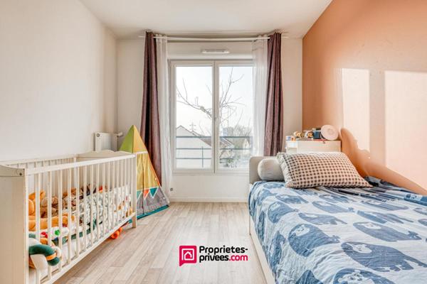 Très beau 4 pièces lumineux avec terrasse 22 m² et parking - Gare RER E à pied