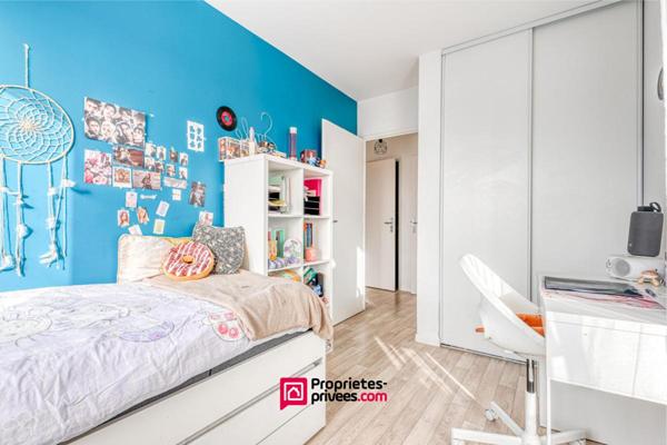 Très beau 4 pièces lumineux avec terrasse 22 m² et parking - Gare RER E à pied