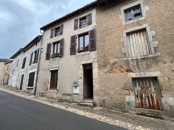 Vente Maison 6 pièces 136 m2 à Lussac-les-Châteaux