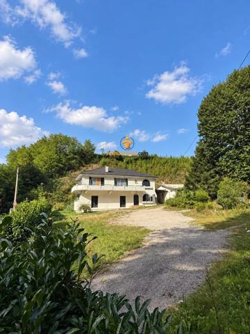 Vente                                                      Immeuble
                        
                     17 pièces                      213 m2                     à Lourdes