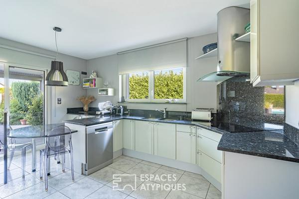 Maison d’architecte avec piscine et jardin paysager