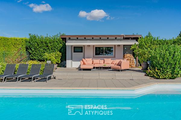 Maison d’architecte avec piscine et jardin paysager
