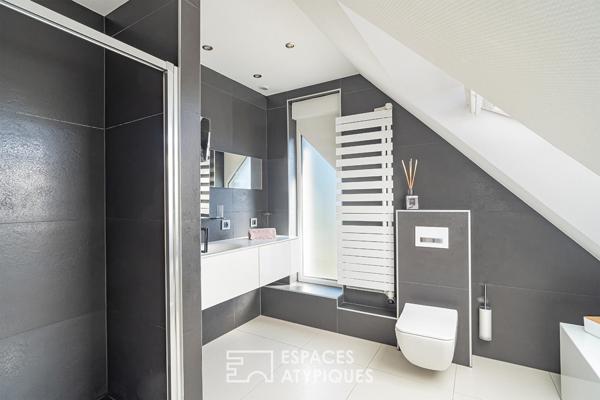Maison d’architecte avec piscine et jardin paysager