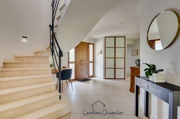Maison de 200m², 4 chambres, bureau, 2 SDB, 3 WC, double garage, jardin piscinable.
