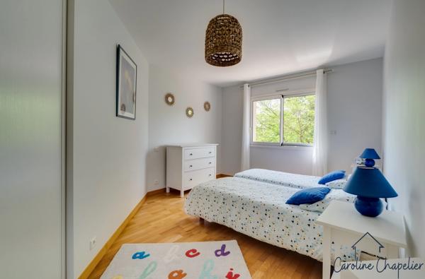 Maison de 200m², 4 chambres, bureau, 2 SDB, 3 WC, double garage, jardin piscinable.