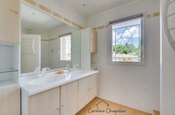 Maison de 200m², 4 chambres, bureau, 2 SDB, 3 WC, double garage, jardin piscinable.