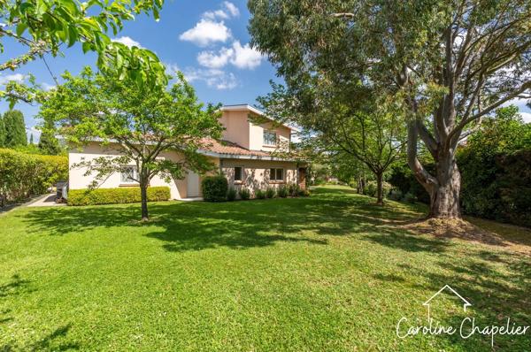 Maison de 200m², 4 chambres, bureau, 2 SDB, 3 WC, double garage, jardin piscinable.