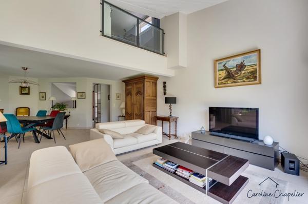 Maison de 200m², 4 chambres, bureau, 2 SDB, 3 WC, double garage, jardin piscinable.