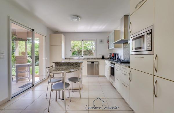 Maison de 200m², 4 chambres, bureau, 2 SDB, 3 WC, double garage, jardin piscinable.