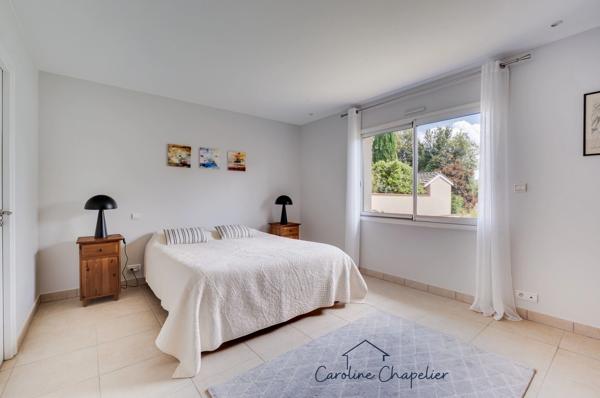 Maison de 200m², 4 chambres, bureau, 2 SDB, 3 WC, double garage, jardin piscinable.
