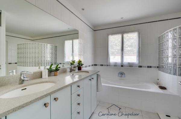 Maison de 200m², 4 chambres, bureau, 2 SDB, 3 WC, double garage, jardin piscinable.