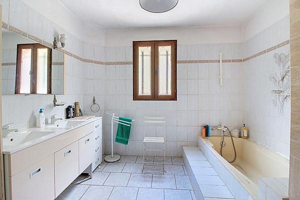 A VENDRE EN EXCLUSIVITÉ - Maison familiale 5 chambres avec piscine sur grand terrain aux Arcs-sur-Argens