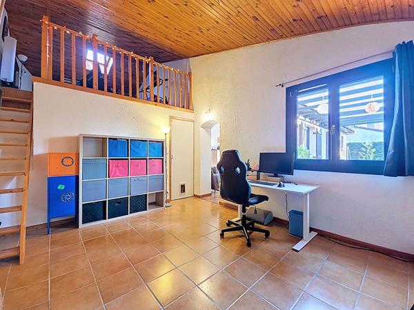 Maison lumineuse avec 3 chambres + bureau + mezzanine, terrasse et jardin piscinable à Castanet-Tolosan