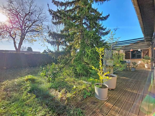 Maison lumineuse avec 3 chambres + bureau + mezzanine, terrasse et jardin piscinable à Castanet-Tolosan