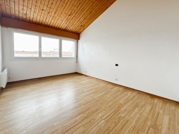 Appartement de caractère avec double espace de vie et combles exploitables ? Hyper centre de Challans