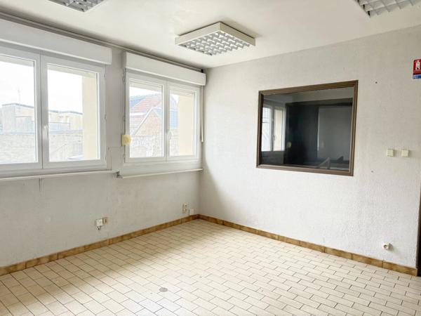 Location Bureau 4 pièces 219 m2 à Saint-Quentin
