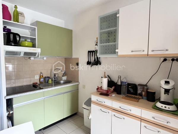 Idéalement situé à Soulac-sur-Mer, à seulement 100 mètres de la plage et à quelques minutes à pied de la rue piétonne, cet appartement en rez-de-chaussée bénéficie d’un emplacement privilégié.

Au sein d’une copropriété en parfait état, récemment ravalée, ce bien d’environ 35 m² se compose de deux coins nuit et d’un espace de vie entièrement aménagé, équipé et meublé, sans travaux à prévoir.

Une agréable terrasse privative vient compléter l’ensemble, offrant un cadre idéal pour profiter des beaux jours.

Parfait pour un pied-à-terre en bord de mer ou un investissement locatif de qualité.

A visiter sans tarder !