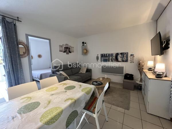 Idéalement situé à Soulac-sur-Mer, à seulement 100 mètres de la plage et à quelques minutes à pied de la rue piétonne, cet appartement en rez-de-chaussée bénéficie d’un emplacement privilégié.

Au sein d’une copropriété en parfait état, récemment ravalée, ce bien d’environ 35 m² se compose de deux coins nuit et d’un espace de vie entièrement aménagé, équipé et meublé, sans travaux à prévoir.

Une agréable terrasse privative vient compléter l’ensemble, offrant un cadre idéal pour profiter des beaux jours.

Parfait pour un pied-à-terre en bord de mer ou un investissement locatif de qualité.

A visiter sans tarder !
