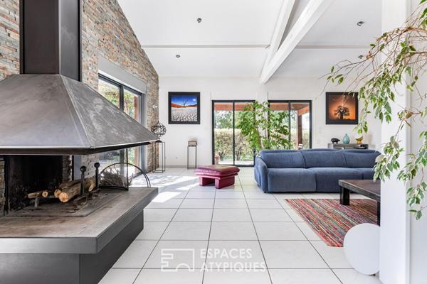 Villa contemporaine et son studio d’artiste au coeur de la nature boisée