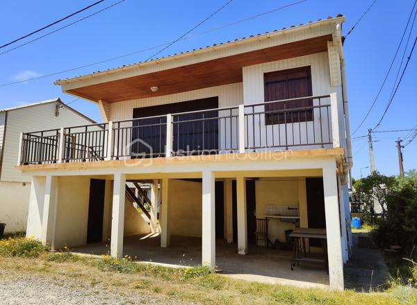 GRUISSAN – PLAGE DES CHALETS – CHALET en R+1 avec 4 CHAMBRES – 2 SALLES D’EAU – BEAUCOUP DE RANGEMENTS.

Chalet sur pilotis 5 pièces :

Venez découvrir ce chalet sur pilotis de 66m² environ sur 156m² de parcelle, typique de GRUISSAN, situé sur LA très célèbre PLAGE DES CHALETS. 

Il se compose au rez-de-chaussée, d’une terrasse couverte, d’un toilette séparé, d’une salle d’eau avec rangement et buanderie ainsi qu’une chambre. 
Un rangement sous l’escalier permet de stocker toutes les petites choses de l’été !

Au premier étage, nous retrouvons 3 chambres, une salle d’eau avec une douche, un meuble vasque et un toilette.
Une cuisine séparée et un salon/ séjour très lumineux avec sa grande baie vitrée donnant sur une belle terrasse ensoleillée vous permettront de profiter de la vie méditerranéenne !

Ce magnifique chalet saura vous séduire par son cadre authentique, son emplacement au calme à 2 pas de la plage et son cadre de vie exceptionnel, que vous recherchiez une résidence principale, une maison de vacances ou un investissement locatif !

Ne manquez pas ce bien RARE… et contactez-moi pour plus de renseignements !