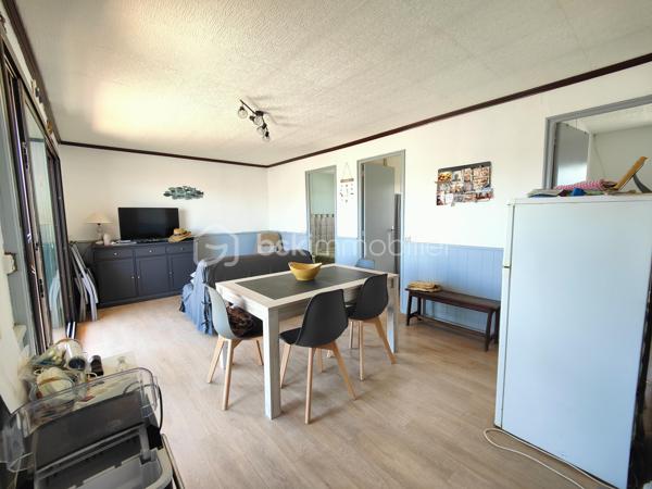 GRUISSAN – PLAGE DES CHALETS – CHALET en R+1 avec 4 CHAMBRES – 2 SALLES D’EAU – BEAUCOUP DE RANGEMENTS.

Chalet sur pilotis 5 pièces :

Venez découvrir ce chalet sur pilotis de 66m² environ sur 156m² de parcelle, typique de GRUISSAN, situé sur LA très célèbre PLAGE DES CHALETS. 

Il se compose au rez-de-chaussée, d’une terrasse couverte, d’un toilette séparé, d’une salle d’eau avec rangement et buanderie ainsi qu’une chambre. 
Un rangement sous l’escalier permet de stocker toutes les petites choses de l’été !

Au premier étage, nous retrouvons 3 chambres, une salle d’eau avec une douche, un meuble vasque et un toilette.
Une cuisine séparée et un salon/ séjour très lumineux avec sa grande baie vitrée donnant sur une belle terrasse ensoleillée vous permettront de profiter de la vie méditerranéenne !

Ce magnifique chalet saura vous séduire par son cadre authentique, son emplacement au calme à 2 pas de la plage et son cadre de vie exceptionnel, que vous recherchiez une résidence principale, une maison de vacances ou un investissement locatif !

Ne manquez pas ce bien RARE… et contactez-moi pour plus de renseignements !