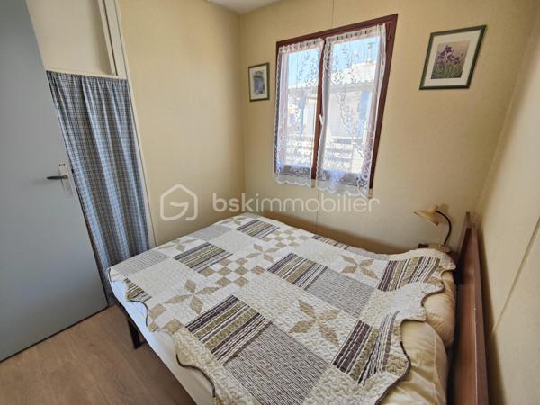 GRUISSAN – PLAGE DES CHALETS – CHALET en R+1 avec 4 CHAMBRES – 2 SALLES D’EAU – BEAUCOUP DE RANGEMENTS.

Chalet sur pilotis 5 pièces :

Venez découvrir ce chalet sur pilotis de 66m² environ sur 156m² de parcelle, typique de GRUISSAN, situé sur LA très célèbre PLAGE DES CHALETS. 

Il se compose au rez-de-chaussée, d’une terrasse couverte, d’un toilette séparé, d’une salle d’eau avec rangement et buanderie ainsi qu’une chambre. 
Un rangement sous l’escalier permet de stocker toutes les petites choses de l’été !

Au premier étage, nous retrouvons 3 chambres, une salle d’eau avec une douche, un meuble vasque et un toilette.
Une cuisine séparée et un salon/ séjour très lumineux avec sa grande baie vitrée donnant sur une belle terrasse ensoleillée vous permettront de profiter de la vie méditerranéenne !

Ce magnifique chalet saura vous séduire par son cadre authentique, son emplacement au calme à 2 pas de la plage et son cadre de vie exceptionnel, que vous recherchiez une résidence principale, une maison de vacances ou un investissement locatif !

Ne manquez pas ce bien RARE… et contactez-moi pour plus de renseignements !