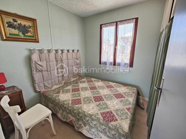 GRUISSAN – PLAGE DES CHALETS – CHALET en R+1 avec 4 CHAMBRES – 2 SALLES D’EAU – BEAUCOUP DE RANGEMENTS.

Chalet sur pilotis 5 pièces :

Venez découvrir ce chalet sur pilotis de 66m² environ sur 156m² de parcelle, typique de GRUISSAN, situé sur LA très célèbre PLAGE DES CHALETS. 

Il se compose au rez-de-chaussée, d’une terrasse couverte, d’un toilette séparé, d’une salle d’eau avec rangement et buanderie ainsi qu’une chambre. 
Un rangement sous l’escalier permet de stocker toutes les petites choses de l’été !

Au premier étage, nous retrouvons 3 chambres, une salle d’eau avec une douche, un meuble vasque et un toilette.
Une cuisine séparée et un salon/ séjour très lumineux avec sa grande baie vitrée donnant sur une belle terrasse ensoleillée vous permettront de profiter de la vie méditerranéenne !

Ce magnifique chalet saura vous séduire par son cadre authentique, son emplacement au calme à 2 pas de la plage et son cadre de vie exceptionnel, que vous recherchiez une résidence principale, une maison de vacances ou un investissement locatif !

Ne manquez pas ce bien RARE… et contactez-moi pour plus de renseignements !