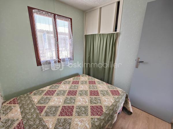 GRUISSAN – PLAGE DES CHALETS – CHALET en R+1 avec 4 CHAMBRES – 2 SALLES D’EAU – BEAUCOUP DE RANGEMENTS.

Chalet sur pilotis 5 pièces :

Venez découvrir ce chalet sur pilotis de 66m² environ sur 156m² de parcelle, typique de GRUISSAN, situé sur LA très célèbre PLAGE DES CHALETS. 

Il se compose au rez-de-chaussée, d’une terrasse couverte, d’un toilette séparé, d’une salle d’eau avec rangement et buanderie ainsi qu’une chambre. 
Un rangement sous l’escalier permet de stocker toutes les petites choses de l’été !

Au premier étage, nous retrouvons 3 chambres, une salle d’eau avec une douche, un meuble vasque et un toilette.
Une cuisine séparée et un salon/ séjour très lumineux avec sa grande baie vitrée donnant sur une belle terrasse ensoleillée vous permettront de profiter de la vie méditerranéenne !

Ce magnifique chalet saura vous séduire par son cadre authentique, son emplacement au calme à 2 pas de la plage et son cadre de vie exceptionnel, que vous recherchiez une résidence principale, une maison de vacances ou un investissement locatif !

Ne manquez pas ce bien RARE… et contactez-moi pour plus de renseignements !