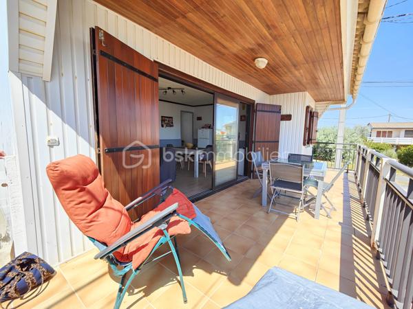 GRUISSAN – PLAGE DES CHALETS – CHALET en R+1 avec 4 CHAMBRES – 2 SALLES D’EAU – BEAUCOUP DE RANGEMENTS.

Chalet sur pilotis 5 pièces :

Venez découvrir ce chalet sur pilotis de 66m² environ sur 156m² de parcelle, typique de GRUISSAN, situé sur LA très célèbre PLAGE DES CHALETS. 

Il se compose au rez-de-chaussée, d’une terrasse couverte, d’un toilette séparé, d’une salle d’eau avec rangement et buanderie ainsi qu’une chambre. 
Un rangement sous l’escalier permet de stocker toutes les petites choses de l’été !

Au premier étage, nous retrouvons 3 chambres, une salle d’eau avec une douche, un meuble vasque et un toilette.
Une cuisine séparée et un salon/ séjour très lumineux avec sa grande baie vitrée donnant sur une belle terrasse ensoleillée vous permettront de profiter de la vie méditerranéenne !

Ce magnifique chalet saura vous séduire par son cadre authentique, son emplacement au calme à 2 pas de la plage et son cadre de vie exceptionnel, que vous recherchiez une résidence principale, une maison de vacances ou un investissement locatif !

Ne manquez pas ce bien RARE… et contactez-moi pour plus de renseignements !
