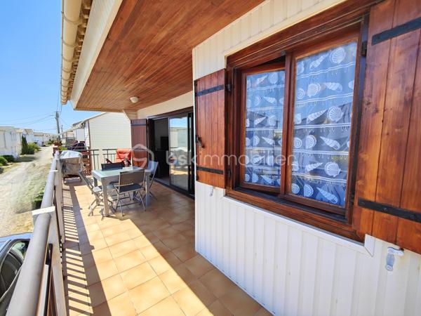 GRUISSAN – PLAGE DES CHALETS – CHALET en R+1 avec 4 CHAMBRES – 2 SALLES D’EAU – BEAUCOUP DE RANGEMENTS.

Chalet sur pilotis 5 pièces :

Venez découvrir ce chalet sur pilotis de 66m² environ sur 156m² de parcelle, typique de GRUISSAN, situé sur LA très célèbre PLAGE DES CHALETS. 

Il se compose au rez-de-chaussée, d’une terrasse couverte, d’un toilette séparé, d’une salle d’eau avec rangement et buanderie ainsi qu’une chambre. 
Un rangement sous l’escalier permet de stocker toutes les petites choses de l’été !

Au premier étage, nous retrouvons 3 chambres, une salle d’eau avec une douche, un meuble vasque et un toilette.
Une cuisine séparée et un salon/ séjour très lumineux avec sa grande baie vitrée donnant sur une belle terrasse ensoleillée vous permettront de profiter de la vie méditerranéenne !

Ce magnifique chalet saura vous séduire par son cadre authentique, son emplacement au calme à 2 pas de la plage et son cadre de vie exceptionnel, que vous recherchiez une résidence principale, une maison de vacances ou un investissement locatif !

Ne manquez pas ce bien RARE… et contactez-moi pour plus de renseignements !