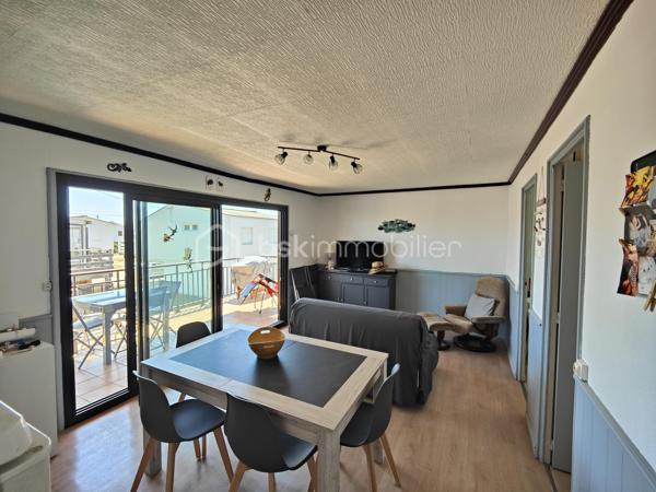 GRUISSAN – PLAGE DES CHALETS – CHALET en R+1 avec 4 CHAMBRES – 2 SALLES D’EAU – BEAUCOUP DE RANGEMENTS.

Chalet sur pilotis 5 pièces :

Venez découvrir ce chalet sur pilotis de 66m² environ sur 156m² de parcelle, typique de GRUISSAN, situé sur LA très célèbre PLAGE DES CHALETS. 

Il se compose au rez-de-chaussée, d’une terrasse couverte, d’un toilette séparé, d’une salle d’eau avec rangement et buanderie ainsi qu’une chambre. 
Un rangement sous l’escalier permet de stocker toutes les petites choses de l’été !

Au premier étage, nous retrouvons 3 chambres, une salle d’eau avec une douche, un meuble vasque et un toilette.
Une cuisine séparée et un salon/ séjour très lumineux avec sa grande baie vitrée donnant sur une belle terrasse ensoleillée vous permettront de profiter de la vie méditerranéenne !

Ce magnifique chalet saura vous séduire par son cadre authentique, son emplacement au calme à 2 pas de la plage et son cadre de vie exceptionnel, que vous recherchiez une résidence principale, une maison de vacances ou un investissement locatif !

Ne manquez pas ce bien RARE… et contactez-moi pour plus de renseignements !