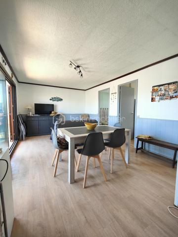 GRUISSAN – PLAGE DES CHALETS – CHALET en R+1 avec 4 CHAMBRES – 2 SALLES D’EAU – BEAUCOUP DE RANGEMENTS.

Chalet sur pilotis 5 pièces :

Venez découvrir ce chalet sur pilotis de 66m² environ sur 156m² de parcelle, typique de GRUISSAN, situé sur LA très célèbre PLAGE DES CHALETS. 

Il se compose au rez-de-chaussée, d’une terrasse couverte, d’un toilette séparé, d’une salle d’eau avec rangement et buanderie ainsi qu’une chambre. 
Un rangement sous l’escalier permet de stocker toutes les petites choses de l’été !

Au premier étage, nous retrouvons 3 chambres, une salle d’eau avec une douche, un meuble vasque et un toilette.
Une cuisine séparée et un salon/ séjour très lumineux avec sa grande baie vitrée donnant sur une belle terrasse ensoleillée vous permettront de profiter de la vie méditerranéenne !

Ce magnifique chalet saura vous séduire par son cadre authentique, son emplacement au calme à 2 pas de la plage et son cadre de vie exceptionnel, que vous recherchiez une résidence principale, une maison de vacances ou un investissement locatif !

Ne manquez pas ce bien RARE… et contactez-moi pour plus de renseignements !