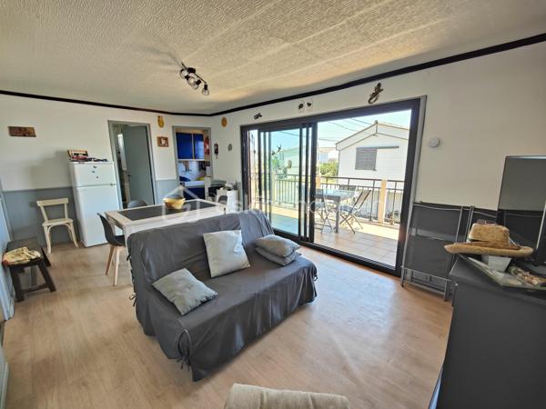 GRUISSAN – PLAGE DES CHALETS – CHALET en R+1 avec 4 CHAMBRES – 2 SALLES D’EAU – BEAUCOUP DE RANGEMENTS.

Chalet sur pilotis 5 pièces :

Venez découvrir ce chalet sur pilotis de 66m² environ sur 156m² de parcelle, typique de GRUISSAN, situé sur LA très célèbre PLAGE DES CHALETS. 

Il se compose au rez-de-chaussée, d’une terrasse couverte, d’un toilette séparé, d’une salle d’eau avec rangement et buanderie ainsi qu’une chambre. 
Un rangement sous l’escalier permet de stocker toutes les petites choses de l’été !

Au premier étage, nous retrouvons 3 chambres, une salle d’eau avec une douche, un meuble vasque et un toilette.
Une cuisine séparée et un salon/ séjour très lumineux avec sa grande baie vitrée donnant sur une belle terrasse ensoleillée vous permettront de profiter de la vie méditerranéenne !

Ce magnifique chalet saura vous séduire par son cadre authentique, son emplacement au calme à 2 pas de la plage et son cadre de vie exceptionnel, que vous recherchiez une résidence principale, une maison de vacances ou un investissement locatif !

Ne manquez pas ce bien RARE… et contactez-moi pour plus de renseignements !