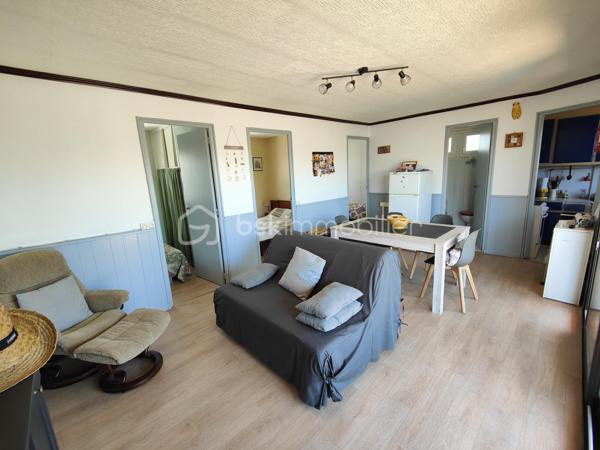 GRUISSAN – PLAGE DES CHALETS – CHALET en R+1 avec 4 CHAMBRES – 2 SALLES D’EAU – BEAUCOUP DE RANGEMENTS.

Chalet sur pilotis 5 pièces :

Venez découvrir ce chalet sur pilotis de 66m² environ sur 156m² de parcelle, typique de GRUISSAN, situé sur LA très célèbre PLAGE DES CHALETS. 

Il se compose au rez-de-chaussée, d’une terrasse couverte, d’un toilette séparé, d’une salle d’eau avec rangement et buanderie ainsi qu’une chambre. 
Un rangement sous l’escalier permet de stocker toutes les petites choses de l’été !

Au premier étage, nous retrouvons 3 chambres, une salle d’eau avec une douche, un meuble vasque et un toilette.
Une cuisine séparée et un salon/ séjour très lumineux avec sa grande baie vitrée donnant sur une belle terrasse ensoleillée vous permettront de profiter de la vie méditerranéenne !

Ce magnifique chalet saura vous séduire par son cadre authentique, son emplacement au calme à 2 pas de la plage et son cadre de vie exceptionnel, que vous recherchiez une résidence principale, une maison de vacances ou un investissement locatif !

Ne manquez pas ce bien RARE… et contactez-moi pour plus de renseignements !