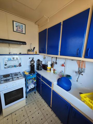 GRUISSAN – PLAGE DES CHALETS – CHALET en R+1 avec 4 CHAMBRES – 2 SALLES D’EAU – BEAUCOUP DE RANGEMENTS.

Chalet sur pilotis 5 pièces :

Venez découvrir ce chalet sur pilotis de 66m² environ sur 156m² de parcelle, typique de GRUISSAN, situé sur LA très célèbre PLAGE DES CHALETS. 

Il se compose au rez-de-chaussée, d’une terrasse couverte, d’un toilette séparé, d’une salle d’eau avec rangement et buanderie ainsi qu’une chambre. 
Un rangement sous l’escalier permet de stocker toutes les petites choses de l’été !

Au premier étage, nous retrouvons 3 chambres, une salle d’eau avec une douche, un meuble vasque et un toilette.
Une cuisine séparée et un salon/ séjour très lumineux avec sa grande baie vitrée donnant sur une belle terrasse ensoleillée vous permettront de profiter de la vie méditerranéenne !

Ce magnifique chalet saura vous séduire par son cadre authentique, son emplacement au calme à 2 pas de la plage et son cadre de vie exceptionnel, que vous recherchiez une résidence principale, une maison de vacances ou un investissement locatif !

Ne manquez pas ce bien RARE… et contactez-moi pour plus de renseignements !