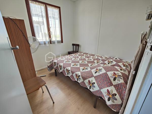 GRUISSAN – PLAGE DES CHALETS – CHALET en R+1 avec 4 CHAMBRES – 2 SALLES D’EAU – BEAUCOUP DE RANGEMENTS.

Chalet sur pilotis 5 pièces :

Venez découvrir ce chalet sur pilotis de 66m² environ sur 156m² de parcelle, typique de GRUISSAN, situé sur LA très célèbre PLAGE DES CHALETS. 

Il se compose au rez-de-chaussée, d’une terrasse couverte, d’un toilette séparé, d’une salle d’eau avec rangement et buanderie ainsi qu’une chambre. 
Un rangement sous l’escalier permet de stocker toutes les petites choses de l’été !

Au premier étage, nous retrouvons 3 chambres, une salle d’eau avec une douche, un meuble vasque et un toilette.
Une cuisine séparée et un salon/ séjour très lumineux avec sa grande baie vitrée donnant sur une belle terrasse ensoleillée vous permettront de profiter de la vie méditerranéenne !

Ce magnifique chalet saura vous séduire par son cadre authentique, son emplacement au calme à 2 pas de la plage et son cadre de vie exceptionnel, que vous recherchiez une résidence principale, une maison de vacances ou un investissement locatif !

Ne manquez pas ce bien RARE… et contactez-moi pour plus de renseignements !