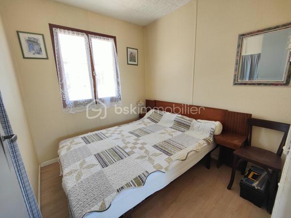 GRUISSAN – PLAGE DES CHALETS – CHALET en R+1 avec 4 CHAMBRES – 2 SALLES D’EAU – BEAUCOUP DE RANGEMENTS.

Chalet sur pilotis 5 pièces :

Venez découvrir ce chalet sur pilotis de 66m² environ sur 156m² de parcelle, typique de GRUISSAN, situé sur LA très célèbre PLAGE DES CHALETS. 

Il se compose au rez-de-chaussée, d’une terrasse couverte, d’un toilette séparé, d’une salle d’eau avec rangement et buanderie ainsi qu’une chambre. 
Un rangement sous l’escalier permet de stocker toutes les petites choses de l’été !

Au premier étage, nous retrouvons 3 chambres, une salle d’eau avec une douche, un meuble vasque et un toilette.
Une cuisine séparée et un salon/ séjour très lumineux avec sa grande baie vitrée donnant sur une belle terrasse ensoleillée vous permettront de profiter de la vie méditerranéenne !

Ce magnifique chalet saura vous séduire par son cadre authentique, son emplacement au calme à 2 pas de la plage et son cadre de vie exceptionnel, que vous recherchiez une résidence principale, une maison de vacances ou un investissement locatif !

Ne manquez pas ce bien RARE… et contactez-moi pour plus de renseignements !