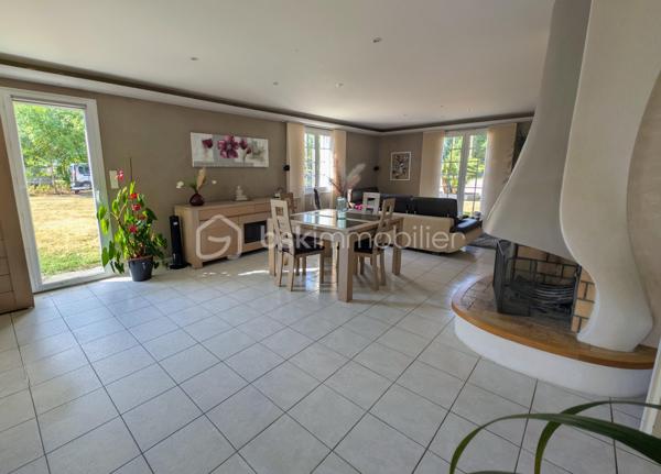 Située en village sur Le Loroux -Bottereau, venez découvrir cette maison construite en 1990;

Vous trouverez:

Au rez de chaussée:
- Une entrée
- Une Grande pièce de vie lumineuse agrémentée d'une cheminée, ainsi qu'une grande cuisine aménagée et équipée.
- Deux chambres
- Une grande salle d'eau avec douche
- Un bureau ainsi qu'une grande arrière-cuisine et un cellier complètent ce niveau.

À l'étage:
un palier dessert deux belles chambres supplémentaires et un grand WC indépendant avec lave-main.

À l'extérieur:
Vous profiterez d'un grand jardin clos paysagé ainsi que de plusieurs terrasses et d'un très grand garage.

Nombreux stationnements y compris possibilité de stationner un camping-car

Les atouts :

Vie de plain-pied
4 chambres et un bureau
Grande pièce de vie avec cheminée
Jardin clos avec terrasses
Grand garage
Chauffage au sol par chaudière électrique
VMC
Volets Roulants électrique
Environnement calme et agréable